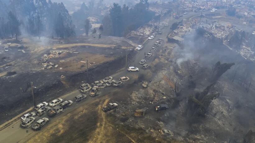 Vehículos dañados alineados en una carretera tras los incendios forestales que arrasaron zonas residenciales en Lirquén, Chile, el 18 de enero de 2026. (Foto AP/Javier Torres, archivo)