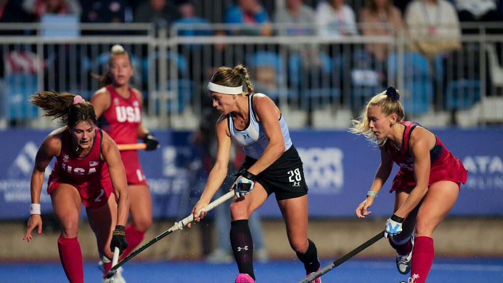 Meredith Sholder, a la izquierda, y Danielle Grega, a la derecha, de Estados Unidos, disputan la boche con Julieta Jankunas de Argentina, durante el partido por la medalla de oro del hockey sobre césped de los Juegos Panamericanos en Santiago, Chile, el sábado 4 de noviembre de 2023. (AP Foto/Dolores Ochoa)