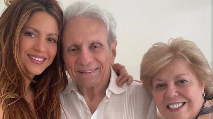 Shakira publica tierna imagen de sus padres desde el hospital