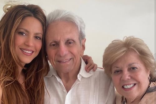 Shakira publica tierna imagen de sus padres desde el hospital