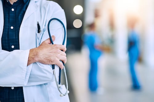 Aprueban ley para garantizar pago a médicos durante credencialización con aseguradoras