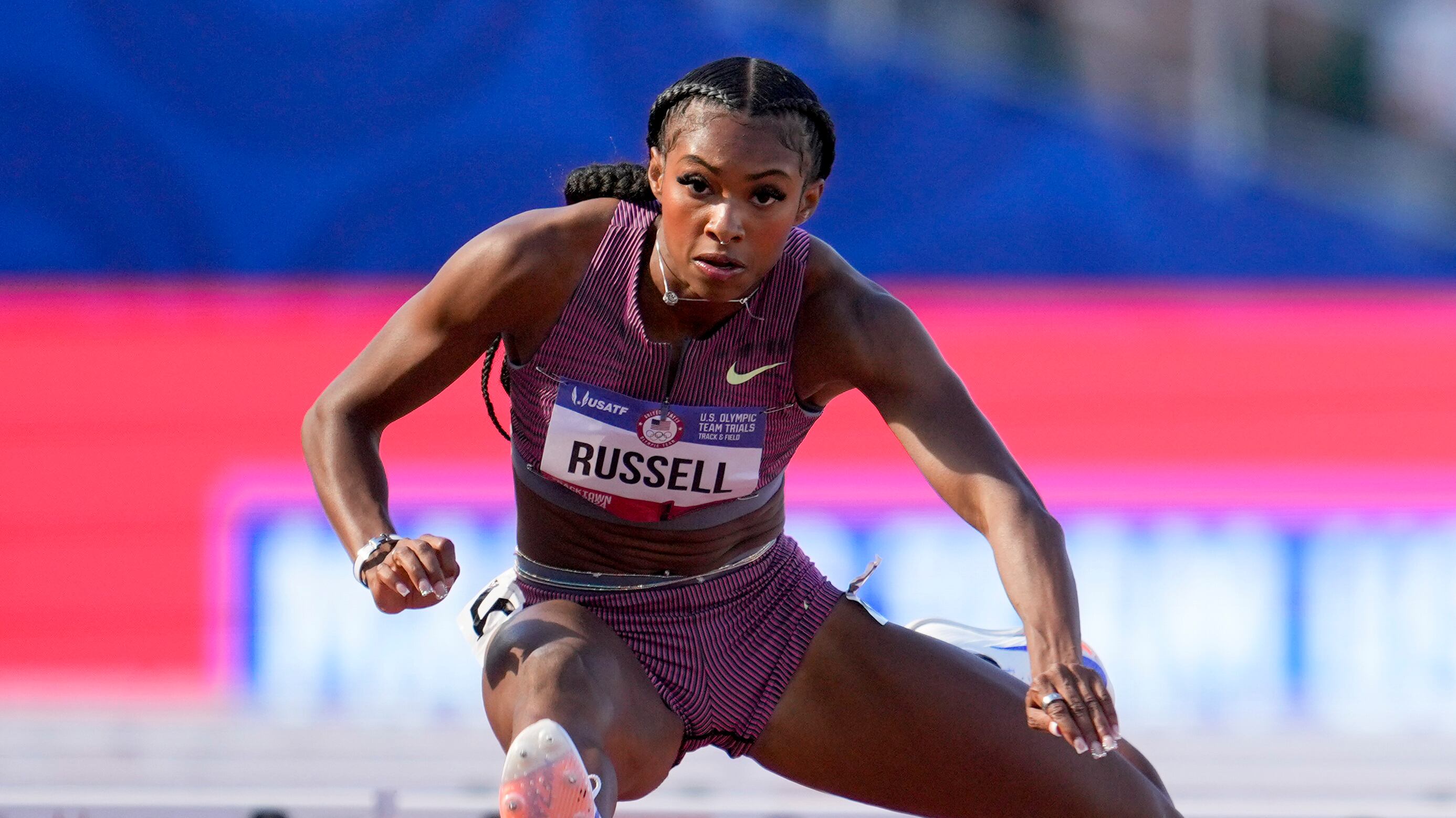 ARCHIVO - Masai Russell gana una eliminatoria de 100 metros con vallas durante el preolímpico estadounidense, el viernes 28 de junio de 2024, en Eugene, Oregon (AP Foto/George Walker IV, archivo)