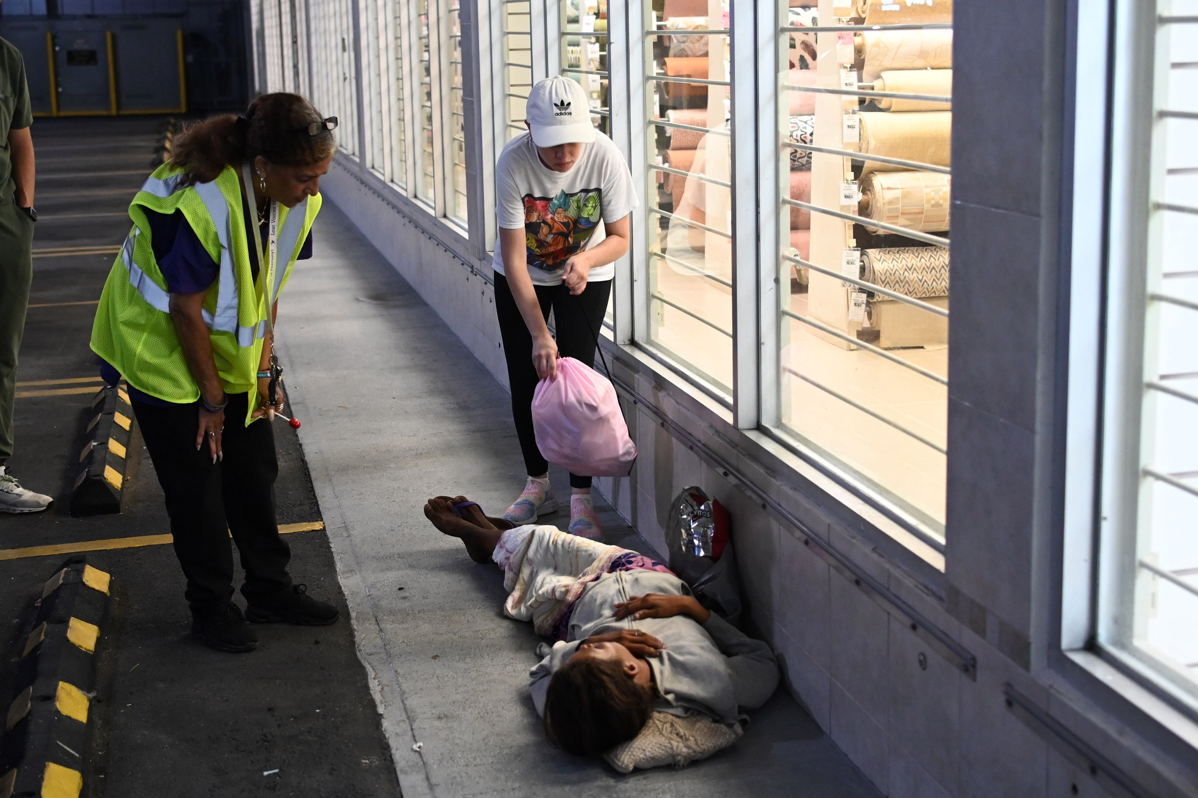 Ronda de servicios de Iniciativa Comunitaria a la población sin techo, en Rio Piedras. Metro PR 6 de septiembre de 2024