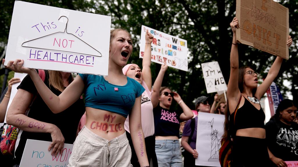ARCHIVO - Manifestación a favor del derecho al aborto, 2 de julio de 2022, en Kansas City, Missouri. (AP Foto/Charlie Riedel, Archivo)