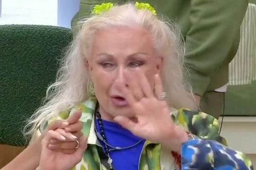 Escándalo en Telemundo: Kunno llama “señora de la tercera edad” a Laura Zapata y ella responde con una demanda