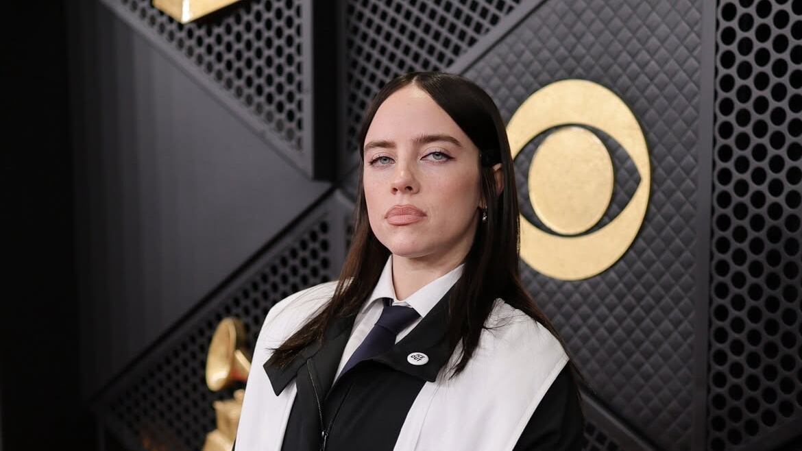 Billie Eilish viste un pin que lee "ICE OUT" (ICE fuera) en los Grammy 2026