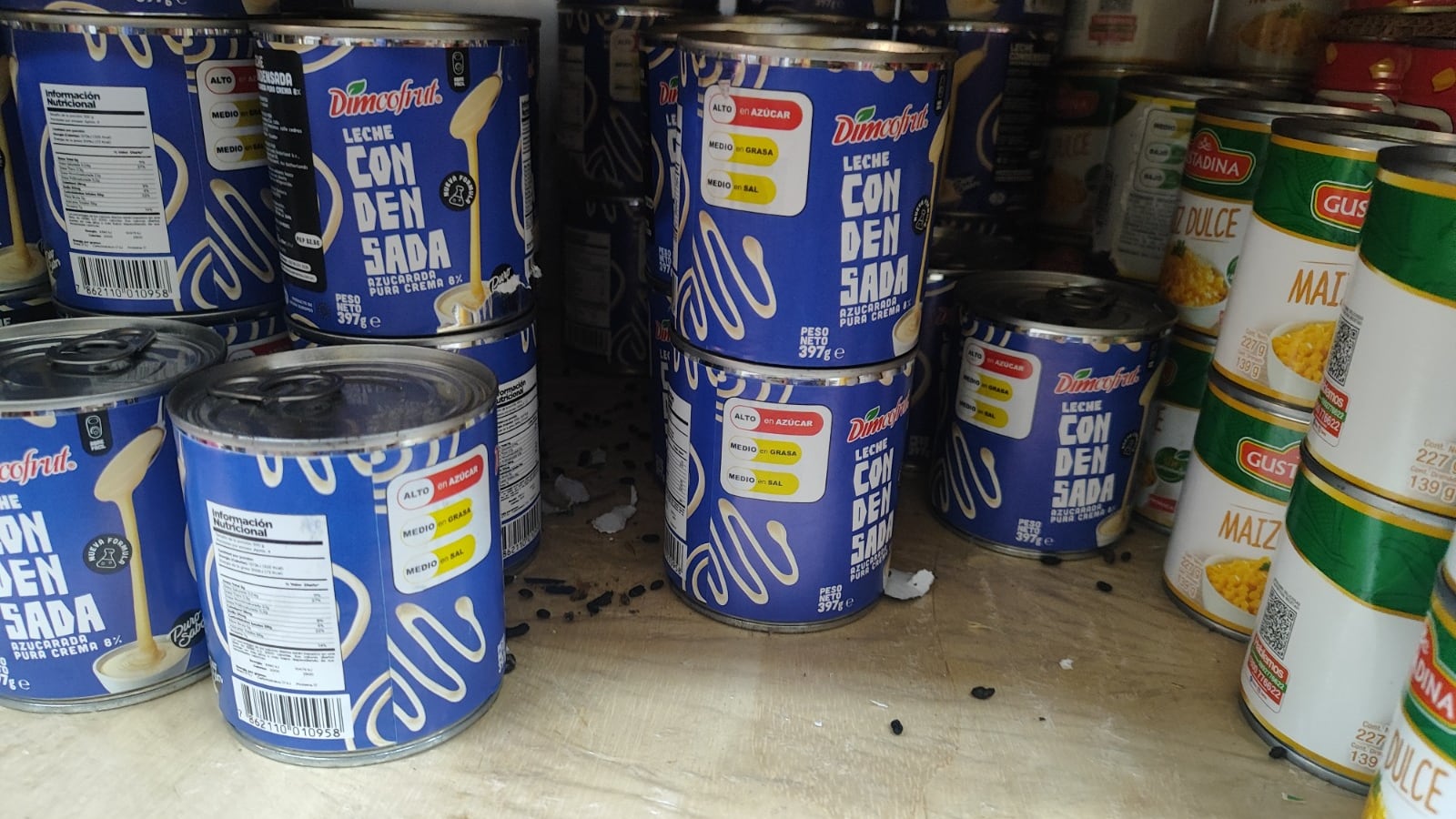 Arcsa halló alimentos con gusanos y plagas durante operativos en supermercados de La Troncal, en la provincia del Cañar.