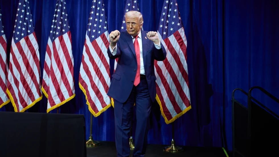 El presidente Donald Trump baila después de hablar en una reunión de legisladores republicanos en Washington el 6 de enero del 2026. (AP foto/Evan Vucci)