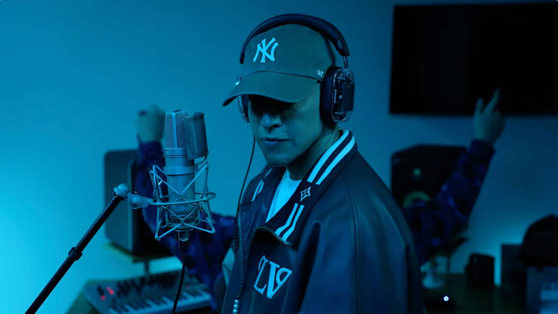 Daddy Yankee al lado de Bizarrap en su sesión #0/66