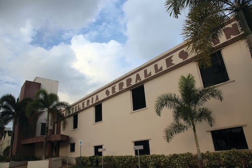 Empleados unionados de Destilería Serrallés ratifican convenio colectivo por tres años