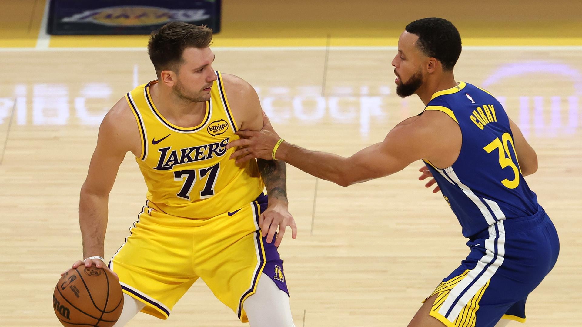 Curry y Doncic lideran lista de camisetas más vendidas en mitad de temporada de la NBA