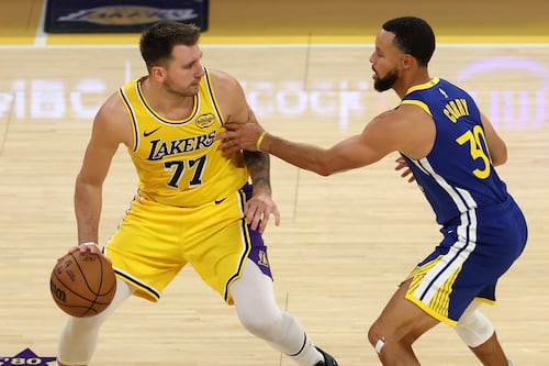 Stephen Curry y Luka Doncic lideran las ventas de camisetas en la NBA a mitad de temporada