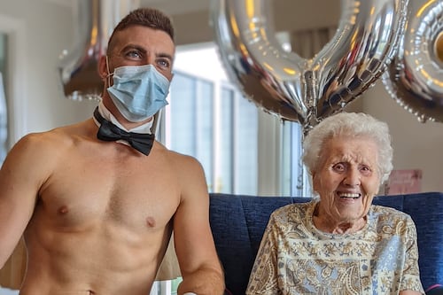 Lo soñó y fue concedido: mujer de 106 años celebró su cumpleaños junto a un stripper