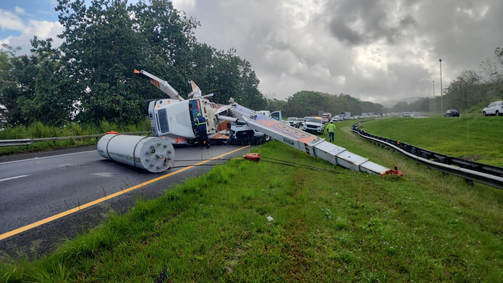 Accidente con camión volcado.