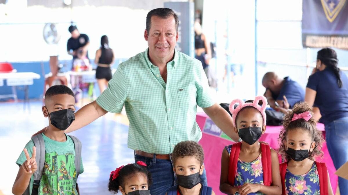 El alcalde de Guaynabo, Edward O’Neill Rosa, reparte mochilas y efectos escolares.