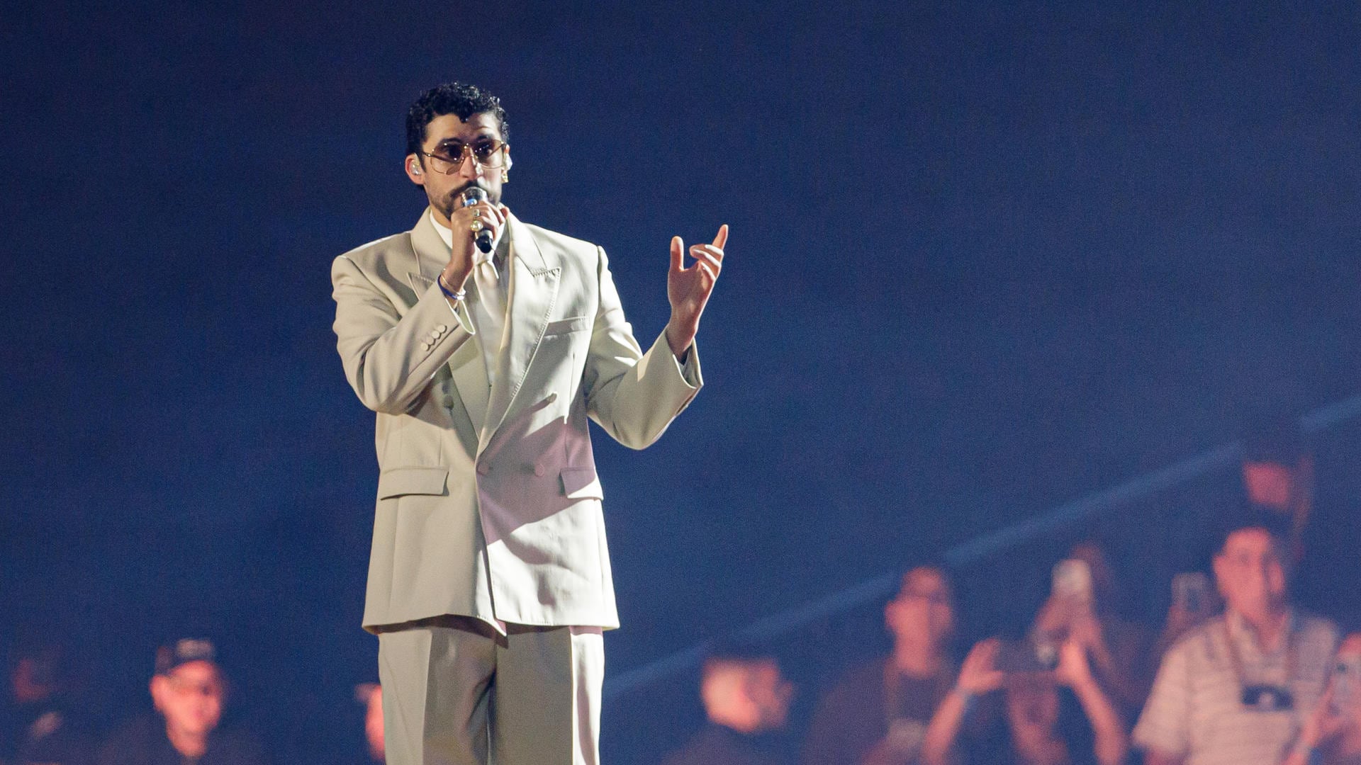 El cantante puertorriqueño Bad Bunny se presenta durante un concierto de su gira mundial 'Debí tirar más fotos' este viernes, en el Estadio Nacional en Lima (Perú). EFE/ Sebastián Blanco