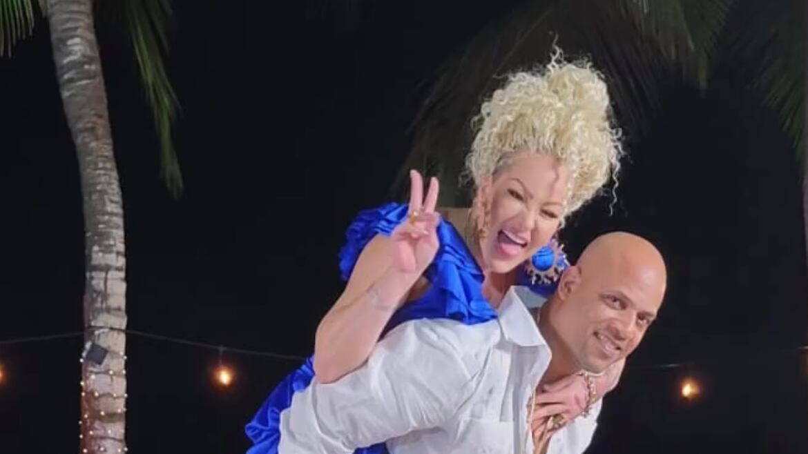 Dedica emotivo mensaje de cumpleaños a su esposa