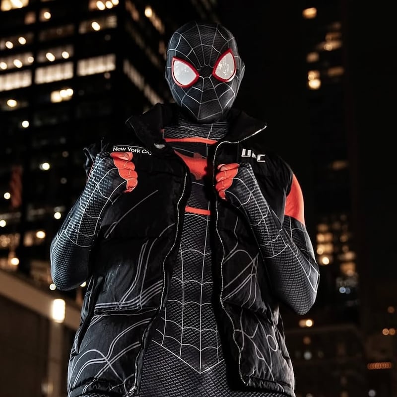 El peleador ecuatoriano recorrió Manhattan disfrazado de Miles Morales antes de su combate en el Madison Square Garden.