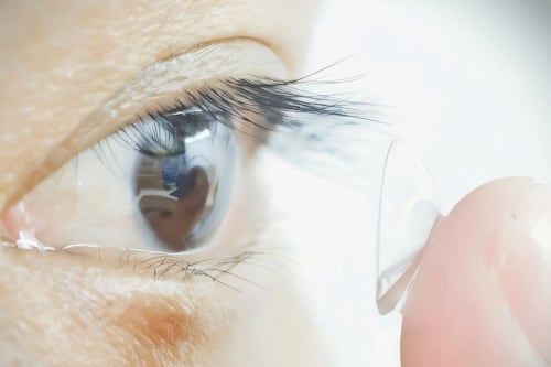 Lanzan lentes de contacto que corrigen astigmatismo y presbicia al mismo tiempo