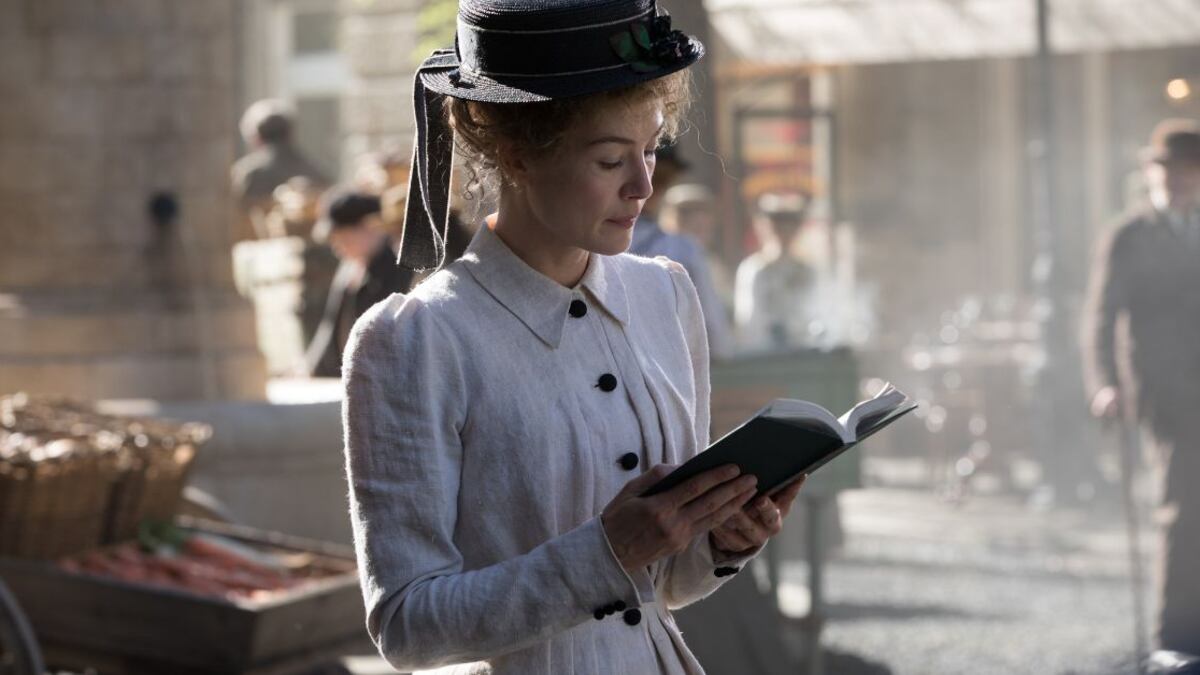 Rosamund Pike en una escena de la película 'Madame Curie'