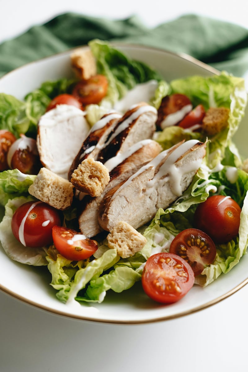 La ensalada es una de los platos más populares y consumidos, y se dice que en cada país hay al menos una versión de este alimento. Fotos: Freepik, Pexels, Unsplash, Creative Commons y Pixabay.