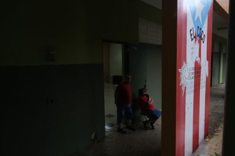 Refugiados por el huracán Fiona en la Escuela Carlos Colón Burgos en Salinas.
Foto por Ricardo Arduengo | Centro de Periodismo Investigativo