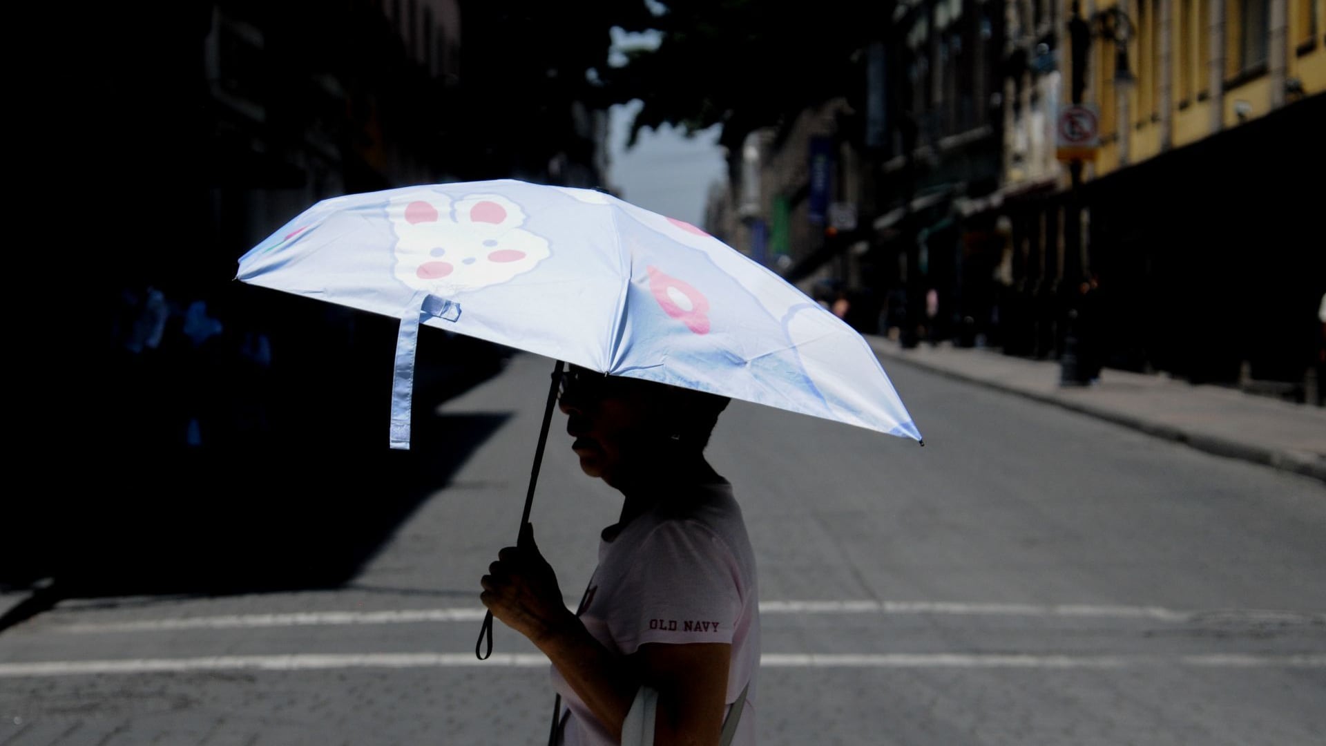 Ante las altas temperaturas, se recomienda usar sombrilla (Cuartoscuro).