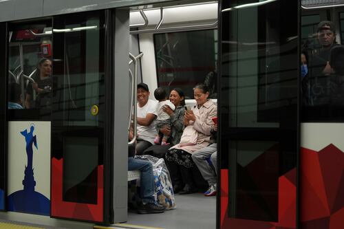 Inauguran el primer metro de Ecuador tras una polémica década de espera