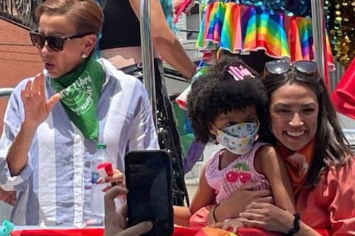 Nydia Velázquez y Alexandria Ocasio participan en la marcha del orgullo LGBTQIA+ 