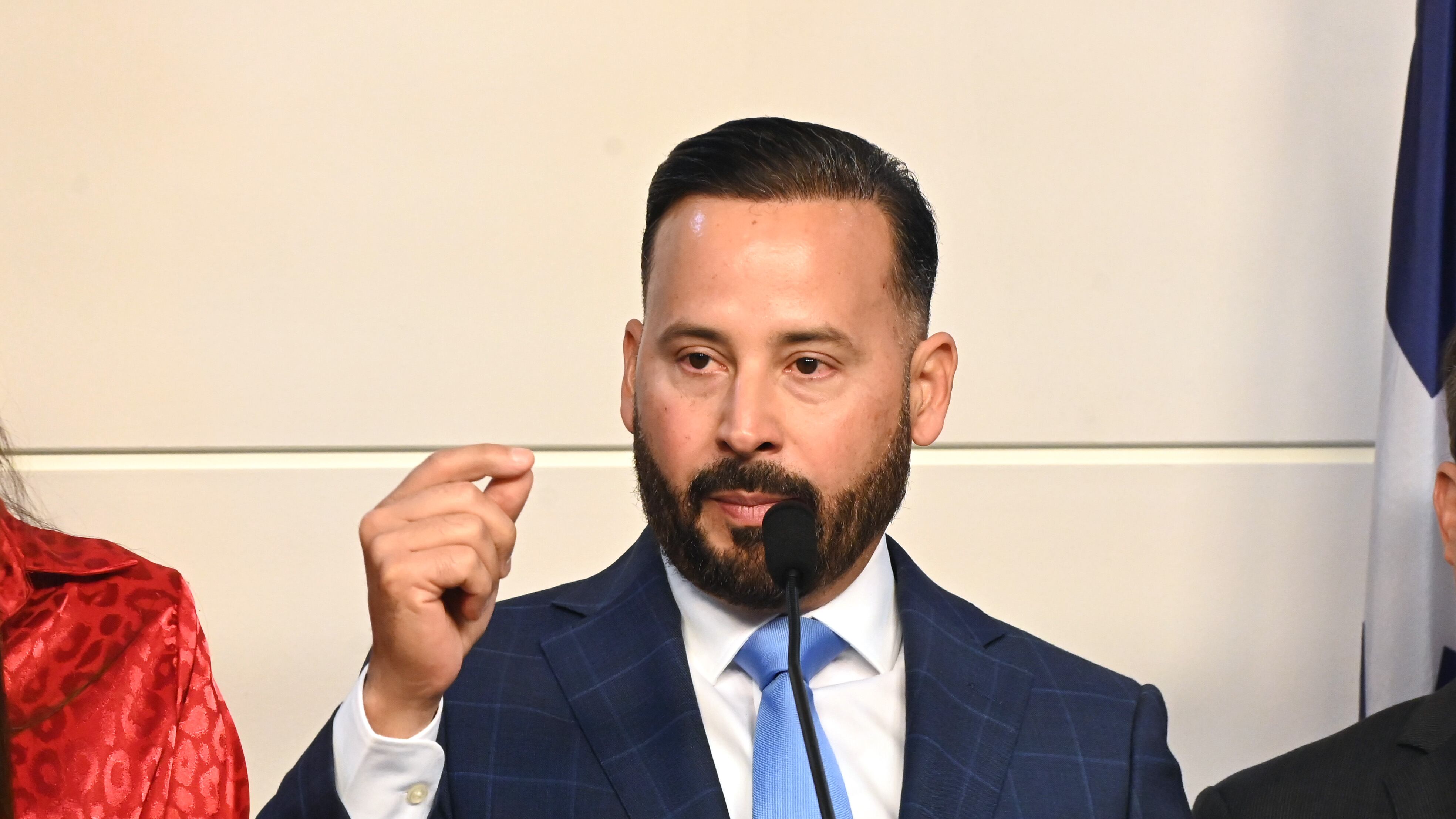 El senador Luis Javier Hernández. Conferencia de prensa de la delegación del PPD , sobre la Reforma Contributiva.