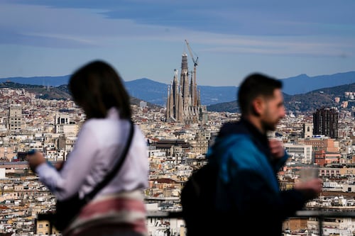 La Sagrada Familia alcanza su altura máxima de 565.9 pies con la cruz de la torre de Jesús