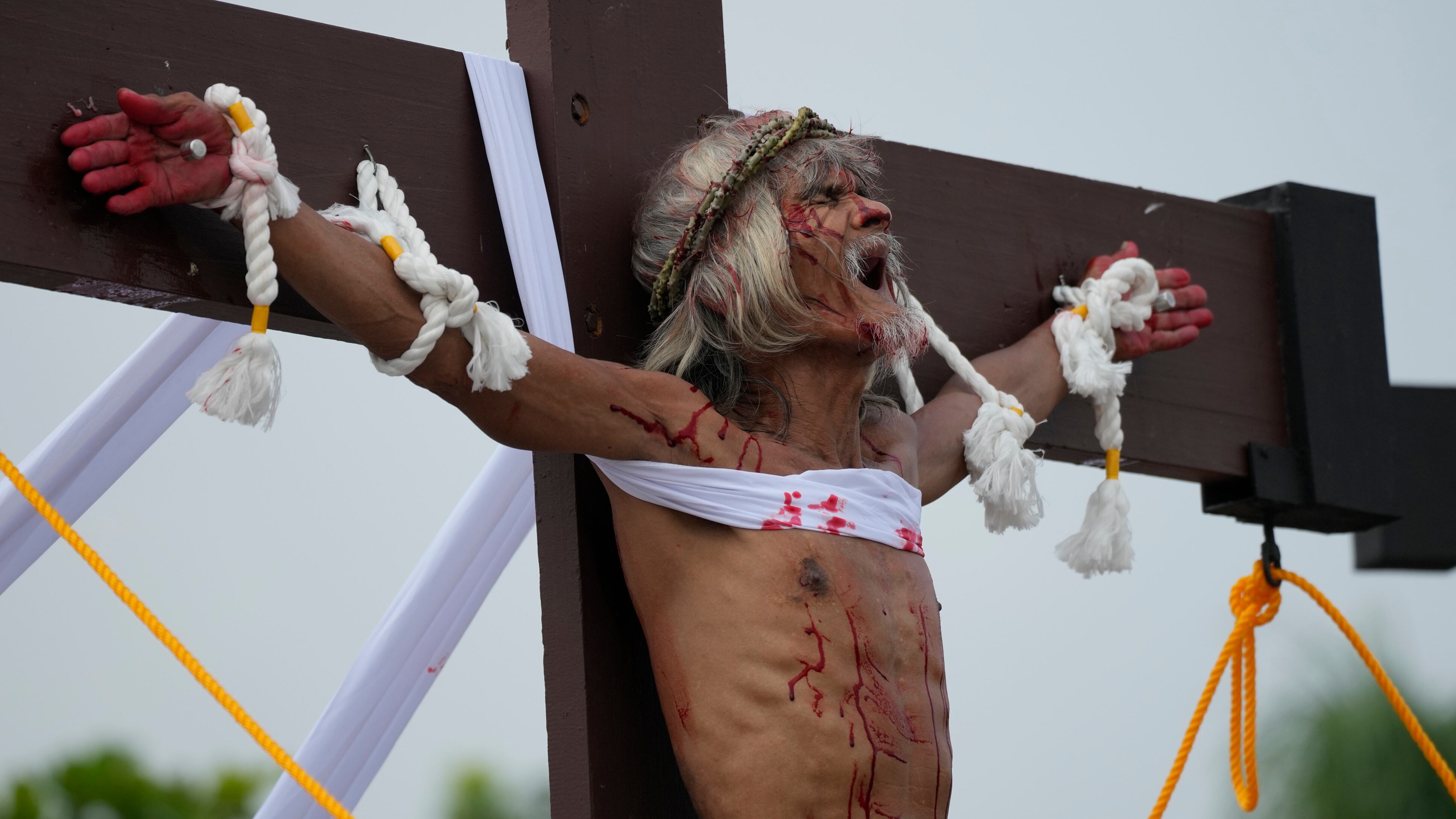 Wilfredo Salvador hace una mueca después de ser clavado en la cruz durante una recreación de los sufrimientos de Jesucristo como parte de los rituales del Viernes Santo el 7 de abril de 2023 en el pueblo de San Pedro, Cutud, provincia de Pampanga, al norte de Filipinas. Las crucifixiones de la vida real, una sangrienta tradición del Viernes Santo que es rechazada por la iglesia católica, se reanudan en este pueblo agrícola después de una pausa de tres años debido a la pandemia de coronavirus. (AP Photo/Aaron Favila)