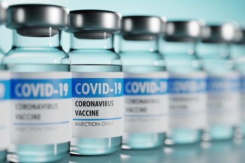 FDA planea incluir su advertencia más severa en vacunas contra COVID-19