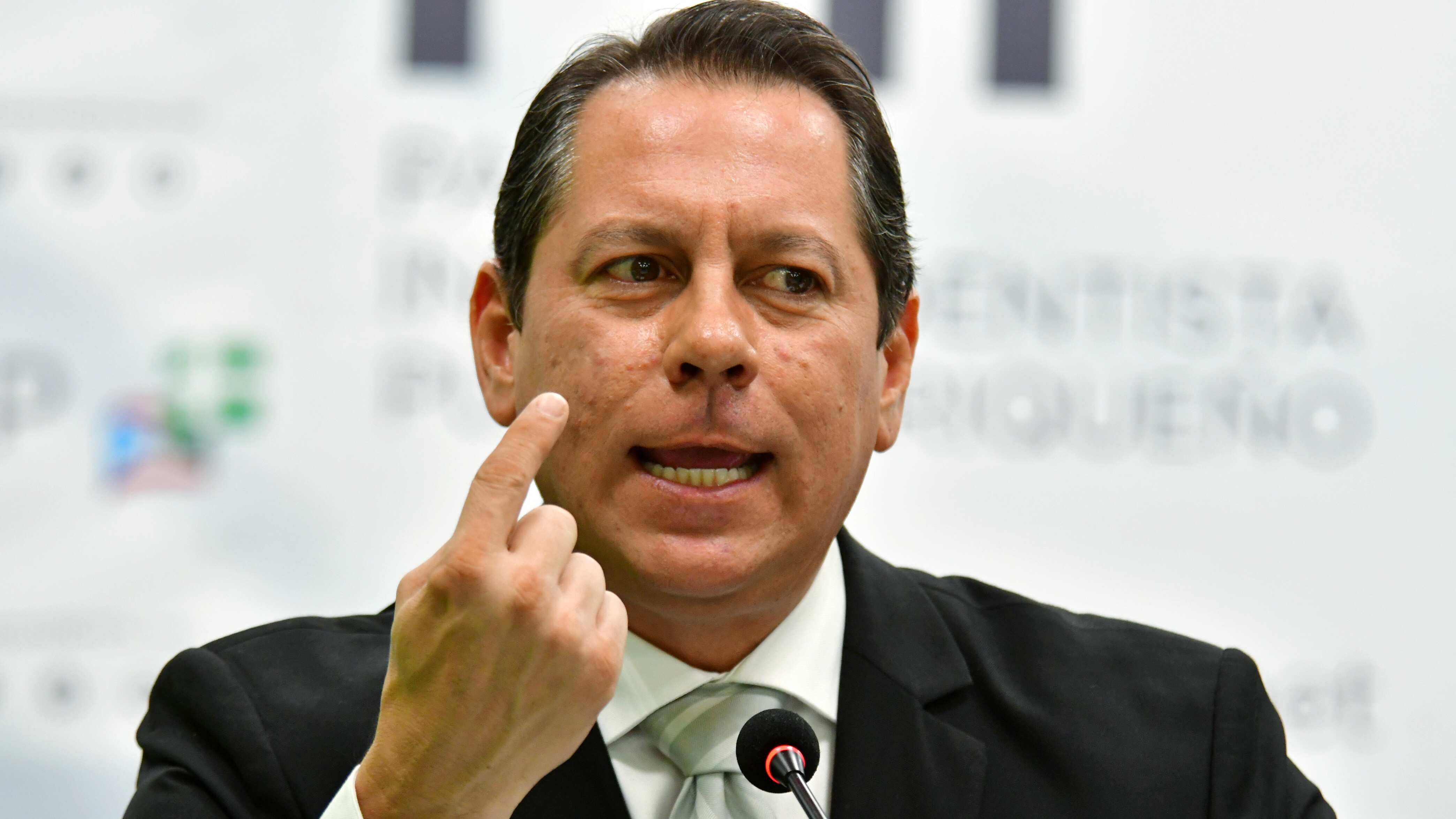 Juan Dalmau, presenta la propuesta para trabajar el problema del estatus