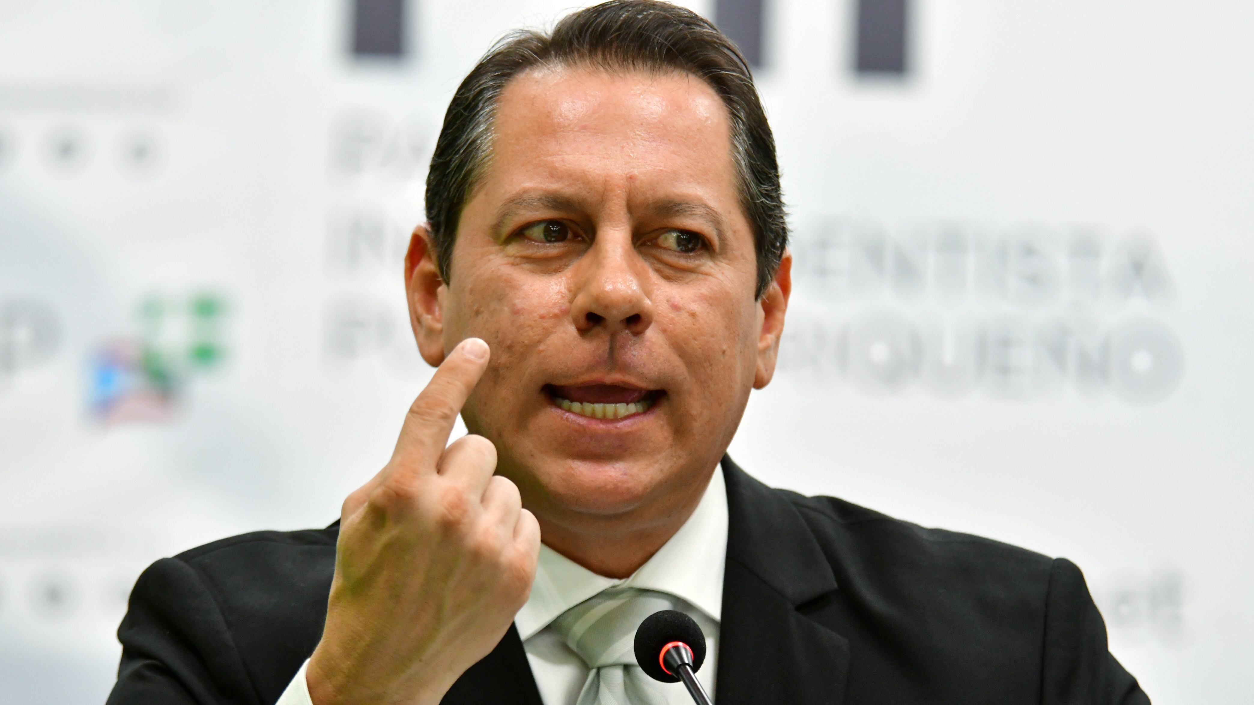 Juan Dalmau, presenta la propuesta para trabajar el problema del estatus