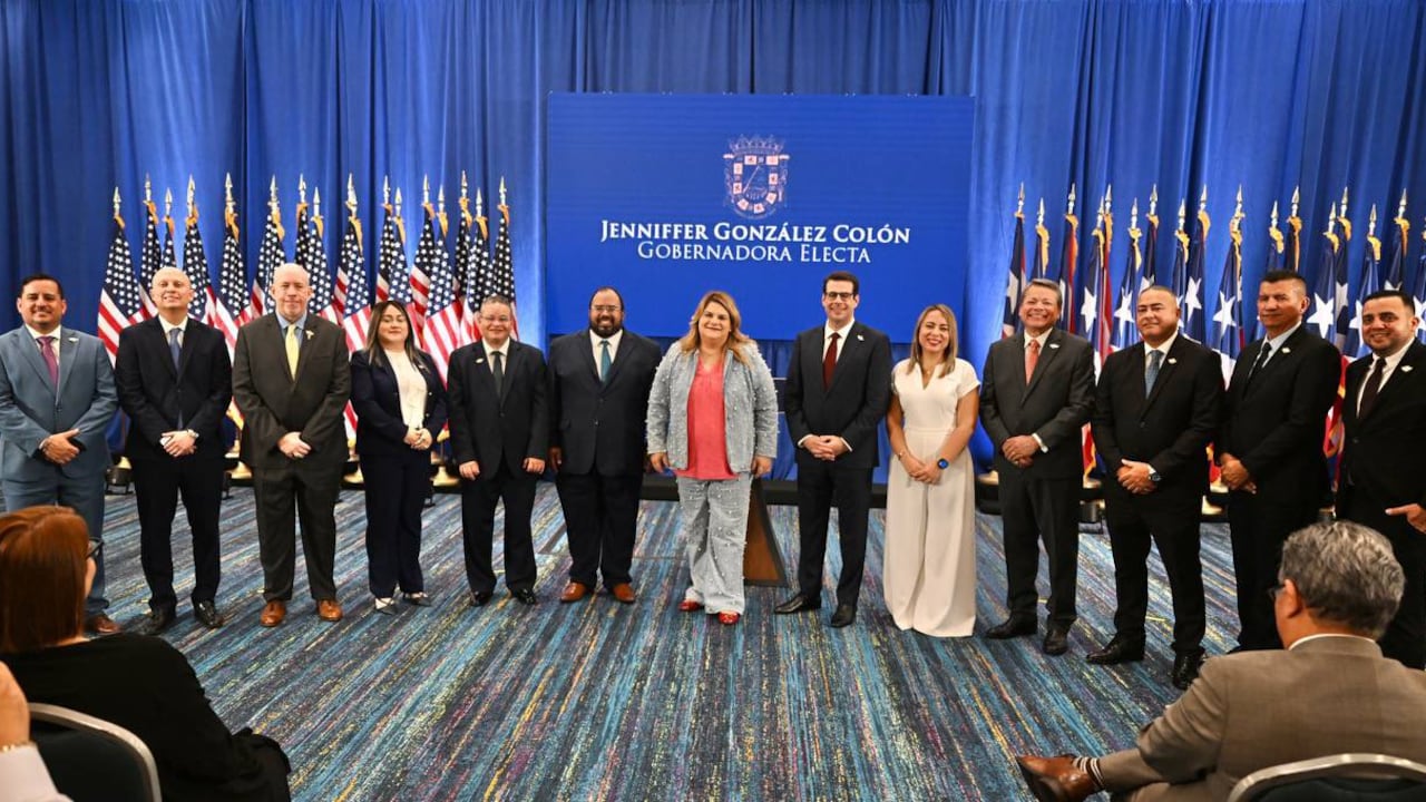 La gobernadora electa junto a varios de los nominados para su gabinete.