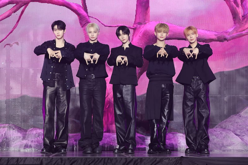 TOMORROW X TOGETHER presenta por primera vez 'Stick with you'