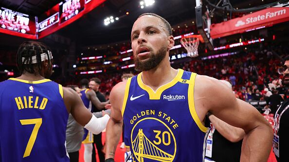 **HOUSTON, TEXAS - 20 DE ABRIL:** Stephen Curry #30 de los Golden State Warriors sale de la cancha tras la victoria 95-85 contra los Houston Rockets en el Juego Uno de la Primera Ronda de los Playoffs de la Conferencia Oeste de la NBA en el Toyota Center el 20 de abril de 2025 en Houston, Texas. **NOTA PARA EL USUARIO:** El usuario reconoce y acepta expresamente que, al descargar y/o utilizar esta fotografía, está consintiendo los términos y condiciones del Acuerdo de Licencia de Getty Images. *(Foto de Alex Slitz/Getty Images)*
