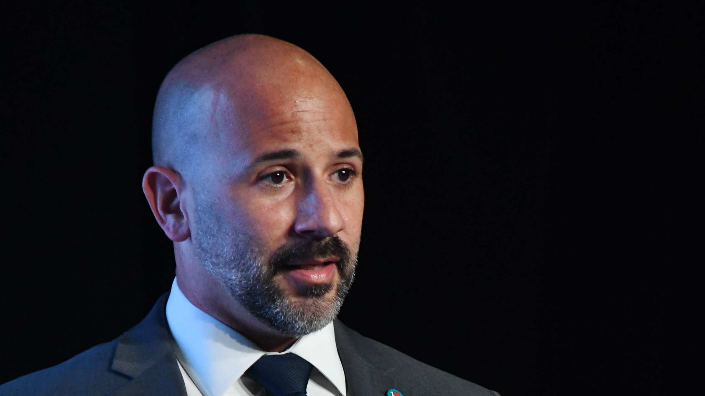 Fermín Fontanés, engabanado, hablando al público.