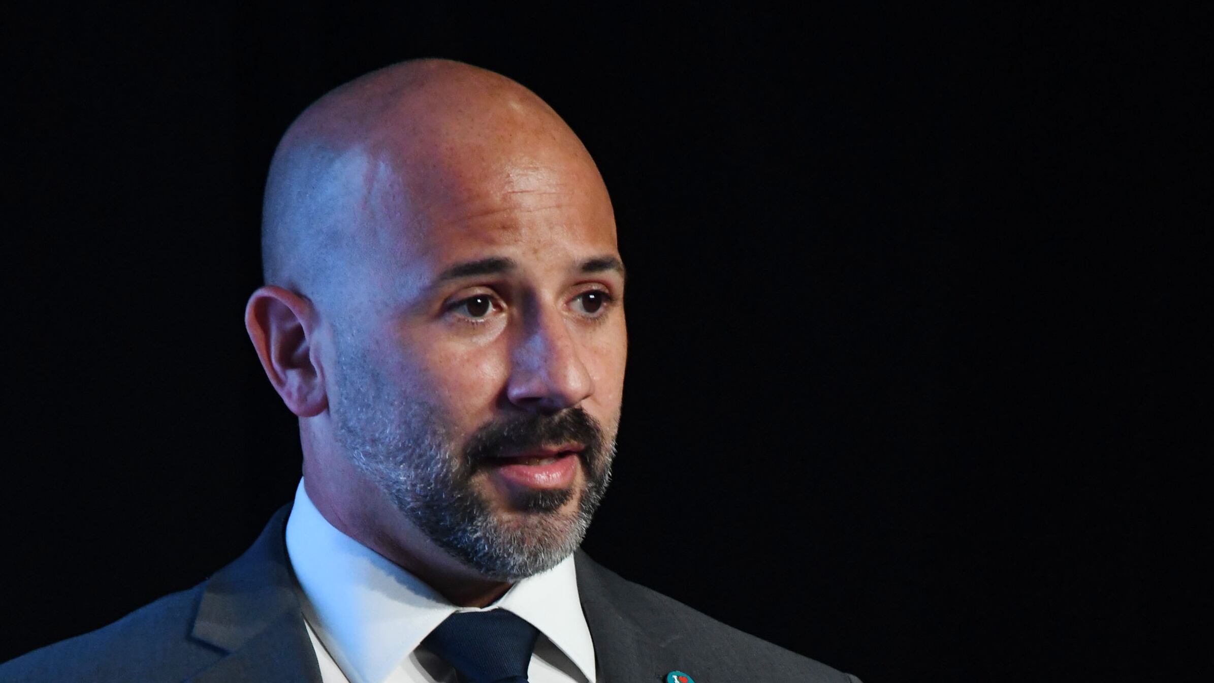 Fermín Fontanés, engabanado, hablando al público.