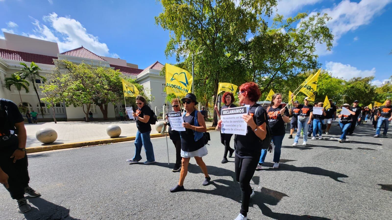Maestros retirados se suman a actividades del primero de mayo para exigir justicia al magisterio.