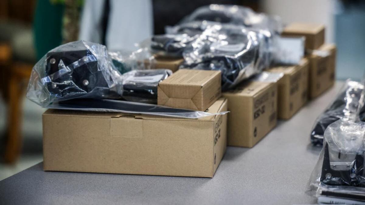 entrega y adiestramiento de equipos de comunicación en las escuelas de Puerto Rico