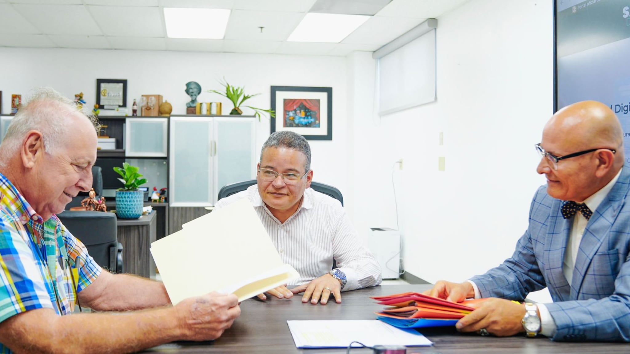 Ramón Méndez Sexto, expresidente de la Junta de Licenciamiento; Víctor Ramos, secretario de Salud; y el cirujano plástico Roberto Pérez Nieves.