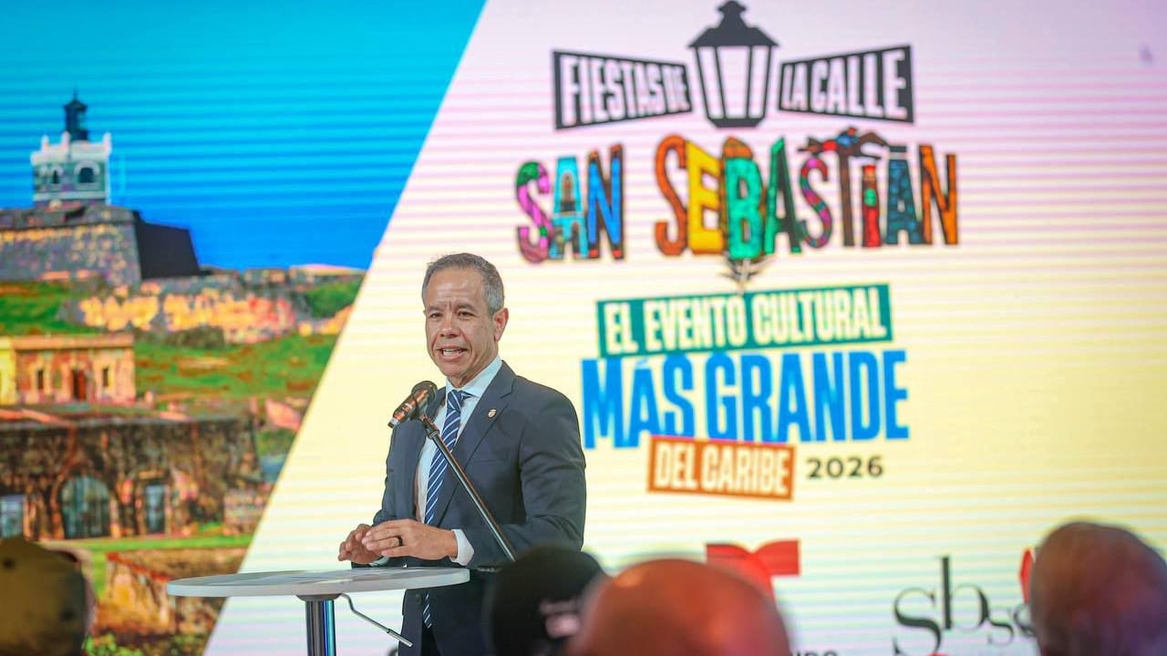 El alcalde de San Juan, Miguel Romero, hablando sobre la preparación para las Fiestas de la Calle San Sebastián.