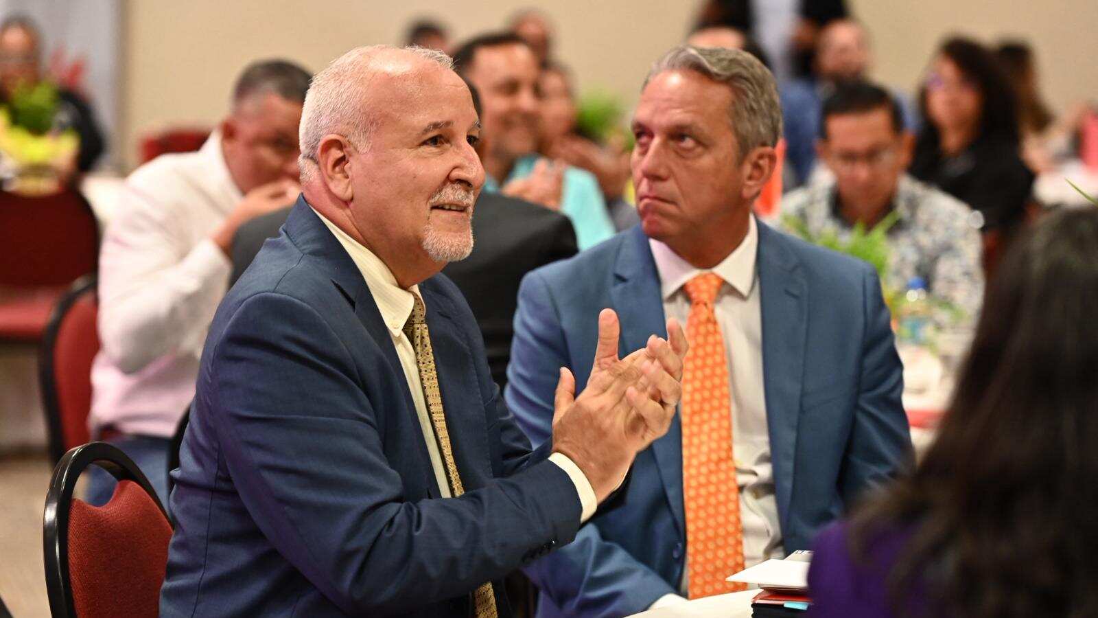 El director estatal de AARP Puerto Rico, José Acarón, y el alcalde de Coamo, Juan Carlos García Padilla, desde el Primer Encuentro de Municipios y Comunidades Amigables con Adultos Mayores.