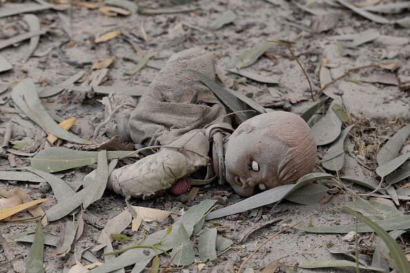 BNEI BRAK, ISRAEL - JUNE 16: Se ve una muñeca cubierta de polvo en un patio de juegos después de un ataque con misiles iraníes durante la noche el 16 de junio de 2025 en Bnei Brak, Israel.