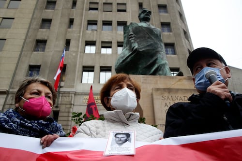 Homenajes en el monumento a Allende a 48 años del Golpe de Estado
