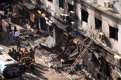 Familias siguen esperando noticias de 83 desaparecidos tras el incendio del centro comercial de Karachi