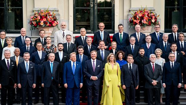 Los líderes de la OTAN se unen al rey Guillermo Alejandro y a la reina Máxima de los Países Bajos para una foto familiar mientras participan en la cumbre de la OTAN de 2025 el 24 de junio de 2025 en La Haya.