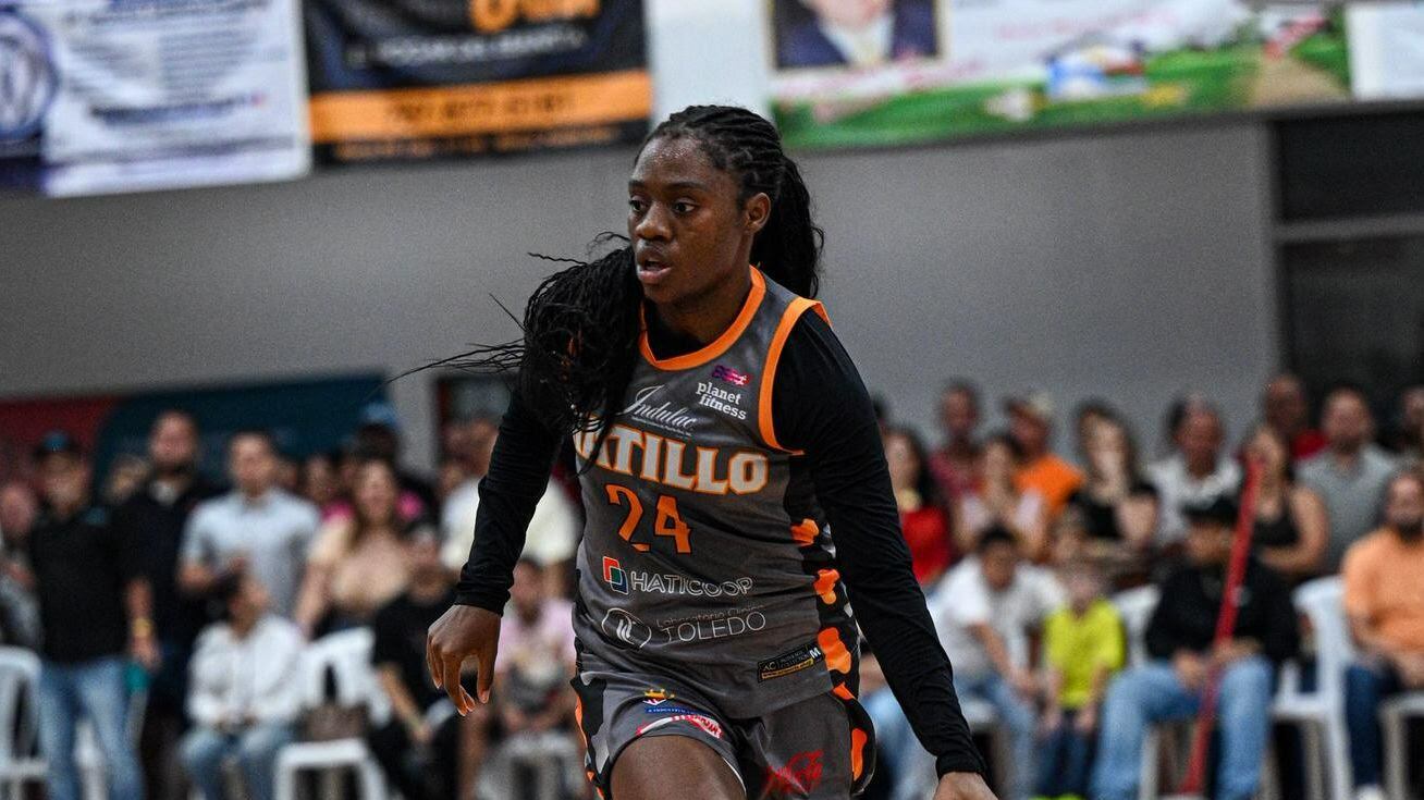 Okako Adika lideró la ofensiva de las Ganaderas con 27 puntos.